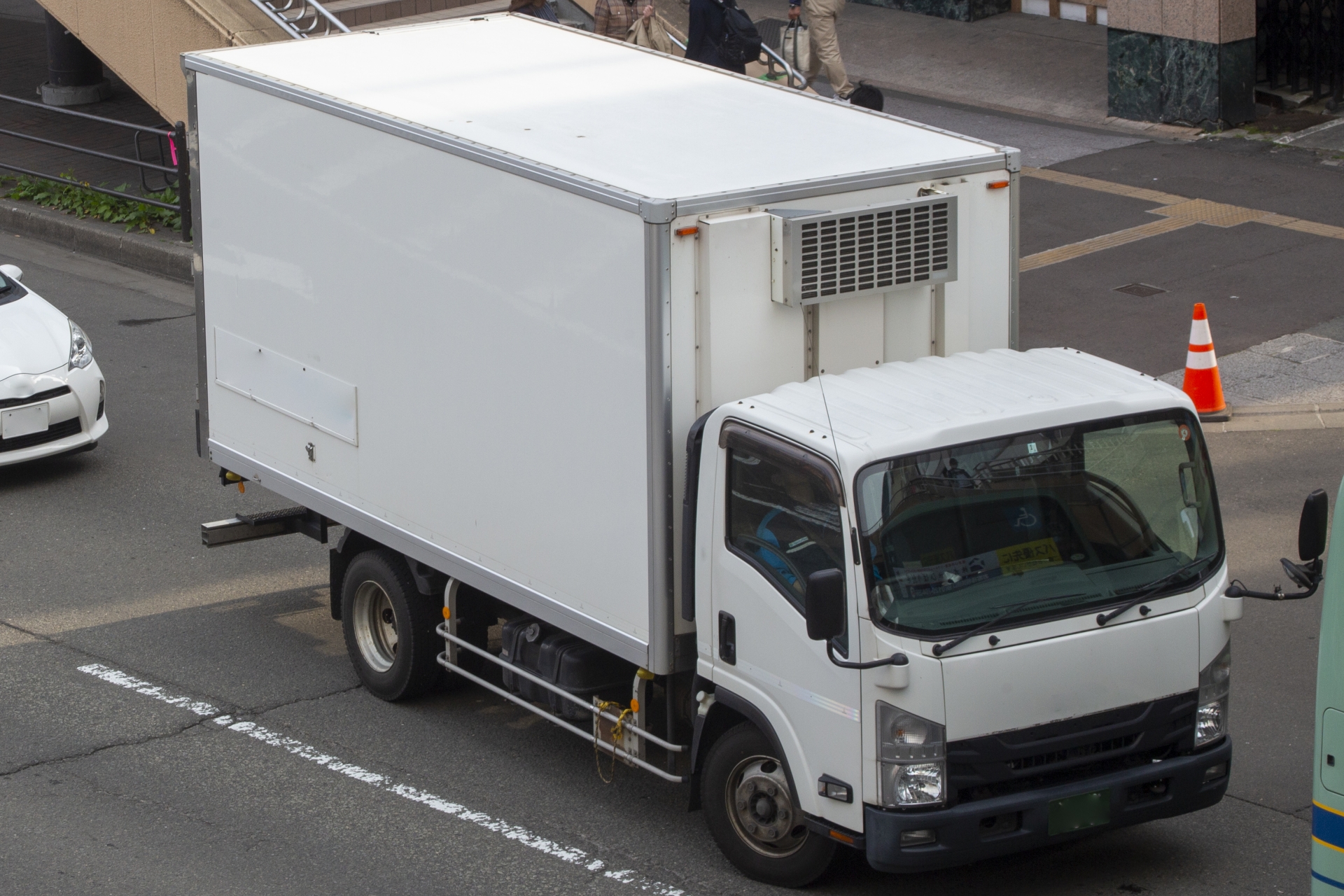 4トントラックのサイズ徹底解説|荷台寸法・積載量・ボディ別の選び方 4トントラックのサイズ徹底解説|荷台寸法・積載量・ボディ別の選び方