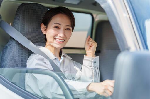 女性 トラック 物流